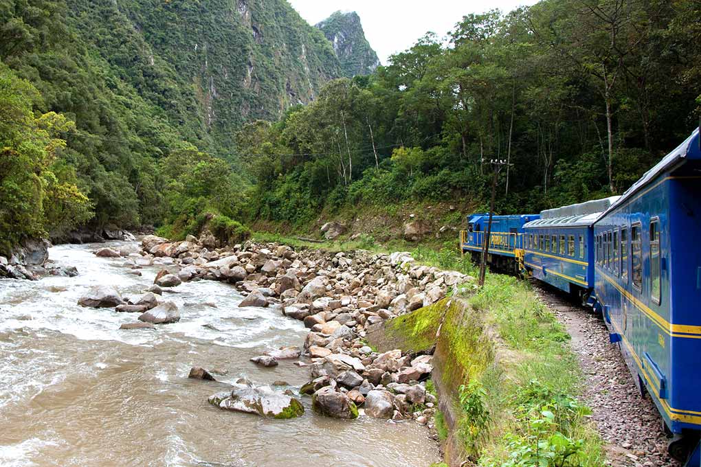 Trenes de PeruRail rumbo a Machu Picchu