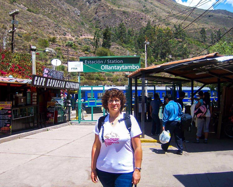 How to get to the train station in Ollantaytambo from Cusco?